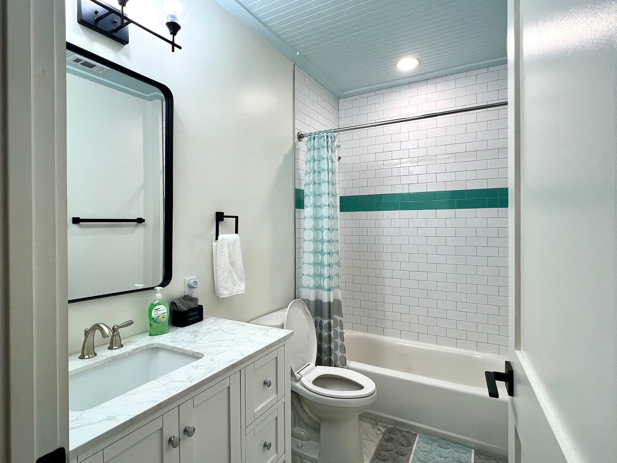 Building Photo - 201 Lovell Ave