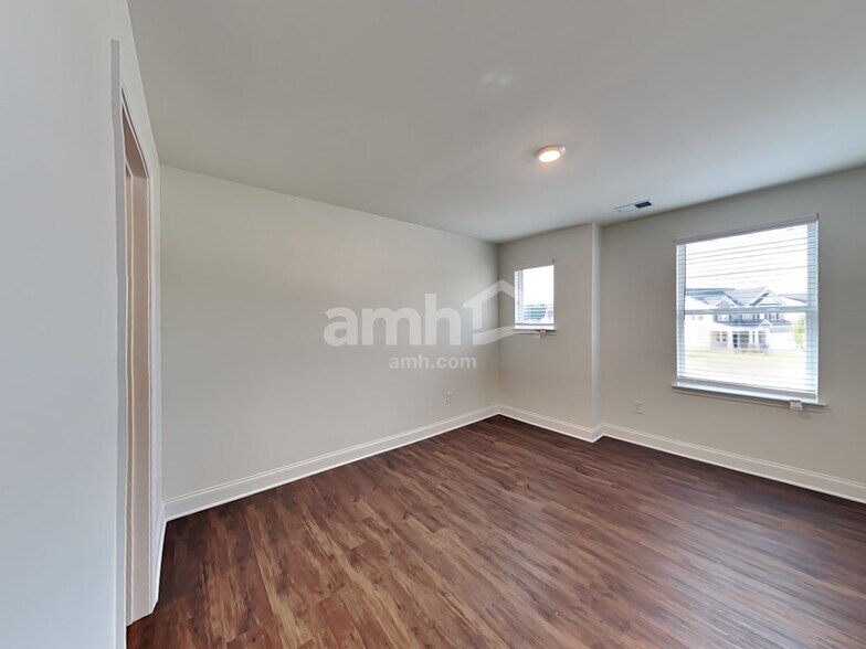 Building Photo - 719 Carnaby Ln