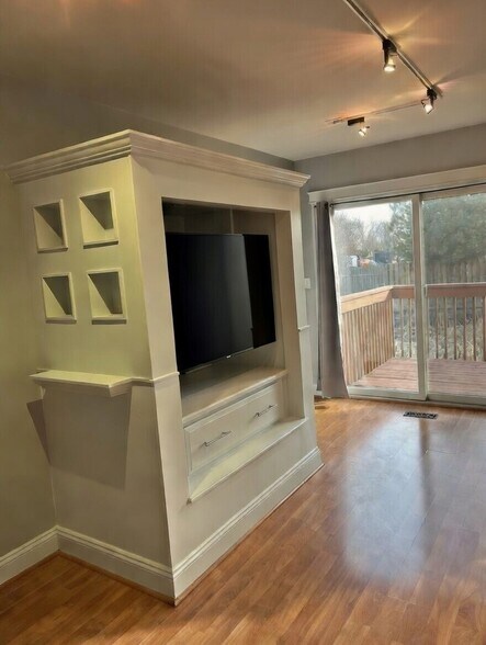 Building Photo - 203 Spring Point Dr