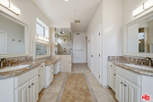 Building Photo - 320 S Swall Dr