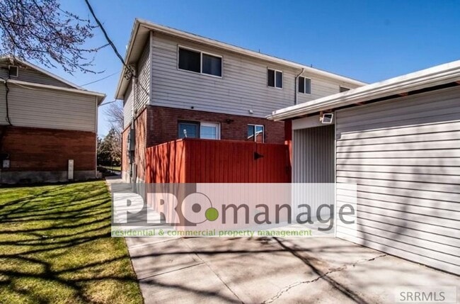 Building Photo - Three bed, one and a half bath townhouse in Idaho Falls