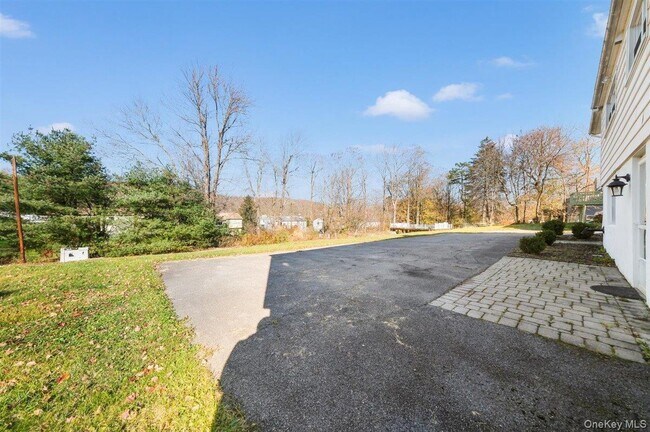Building Photo - 22 Quaker Hill Rd