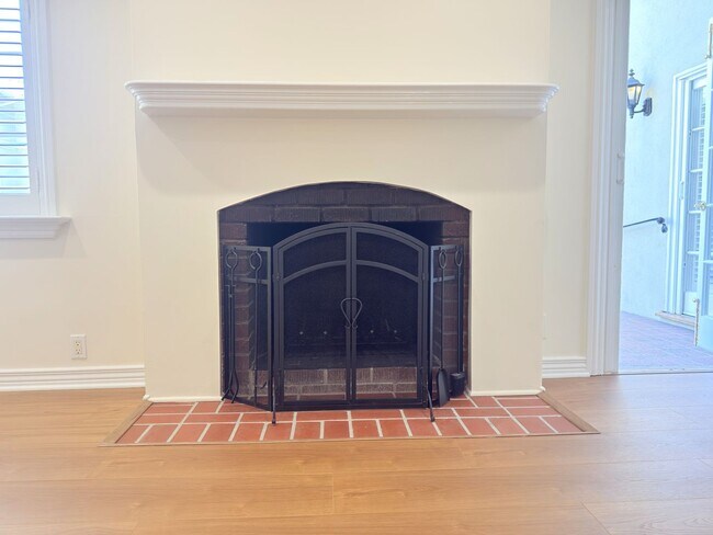 Building Photo - 12552 Oxnard St