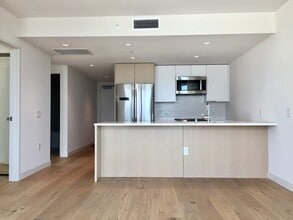 Building Photo - Kakaako: Ae'o - 2 Bed, 2 Bath Condo with one Parking (Electric Car OK!)