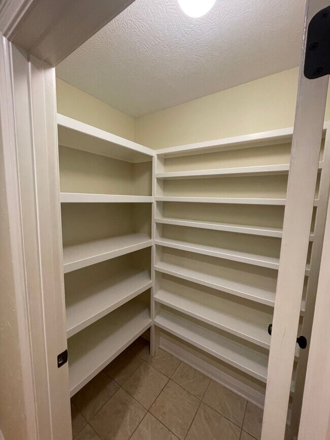 Building Photo - Very spacious 3 bed 2 bath 3 car garage!  ...