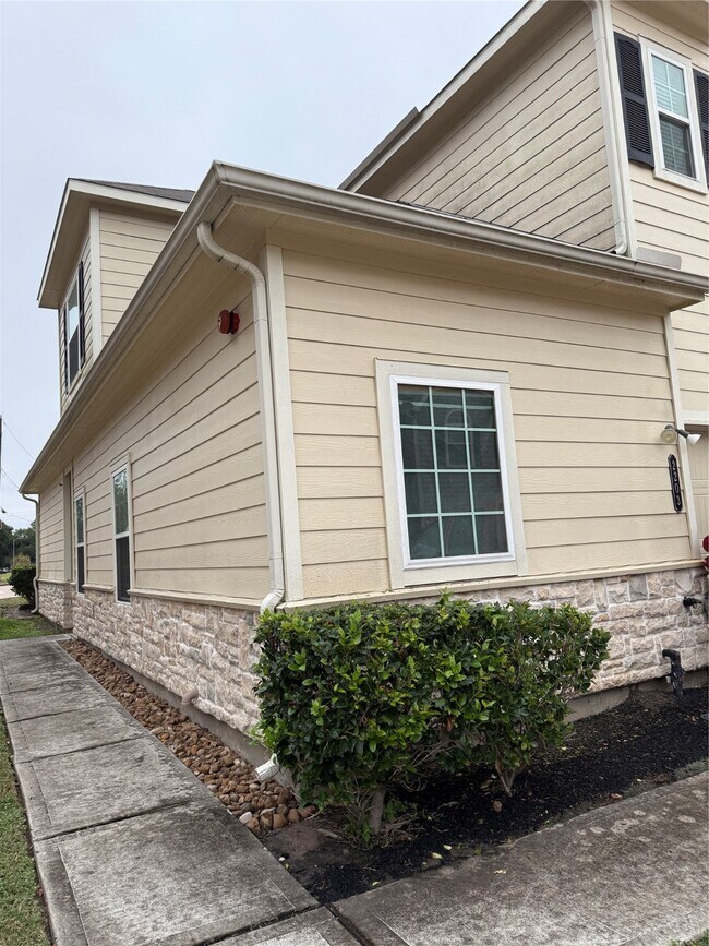 Building Photo - 2203 Bermuda Palms Dr