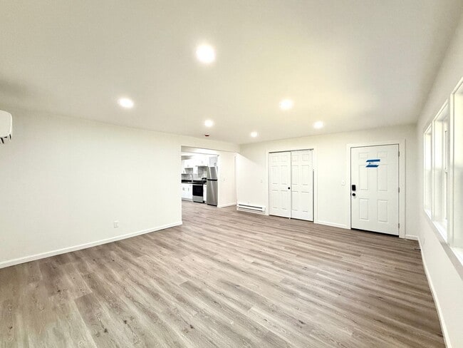 Building Photo - 10 Delson Ln