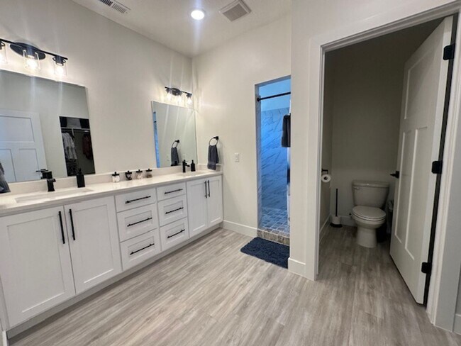 Building Photo - Move in Discount! 3 bedroom - 2.5 bathroom...