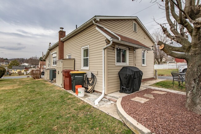 Building Photo - Adorable 3-Bedroom Ranch