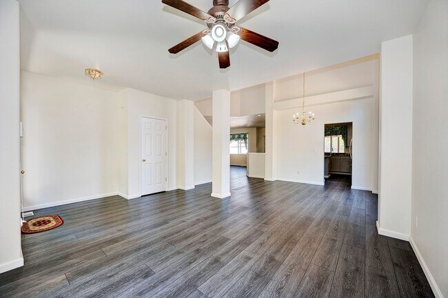 Building Photo - Mountlake Terrace Two Story Home