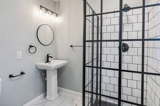 Building Photo - 208 N Coleman St