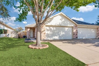 Building Photo - Beautifully Updated Duplex in Crowley! MOVE-IN SPECIAL!!!