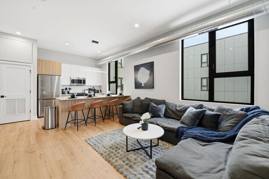 Building Photo - 6044 N Winthrop Ave