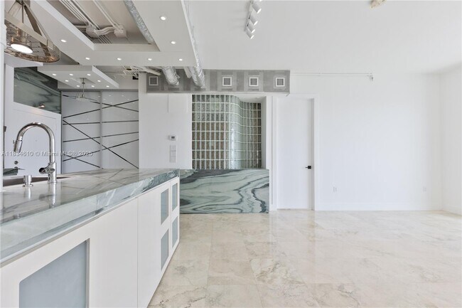 Building Photo - 1155 Brickell Bay Dr