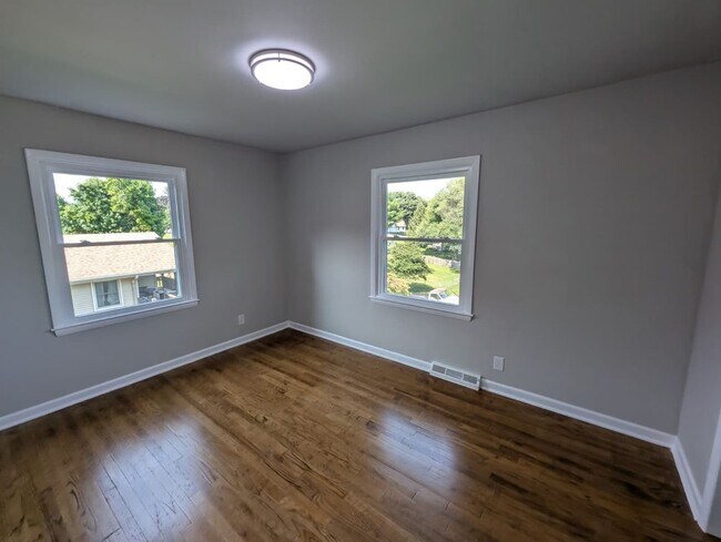Building Photo - 5412 Anah St