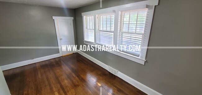 Building Photo - Amazing Historic Independence Home-Available NOW!!