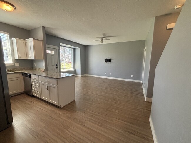 Building Photo - 2 bedroom/ 1.5 bathroom Townhouse in Eagle Mountain