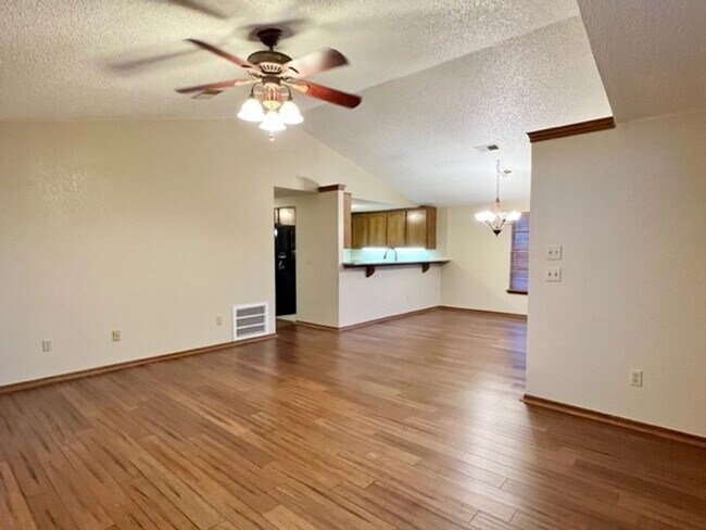 Building Photo - Updated 3-bed 2-bath 2-car in SW Moore