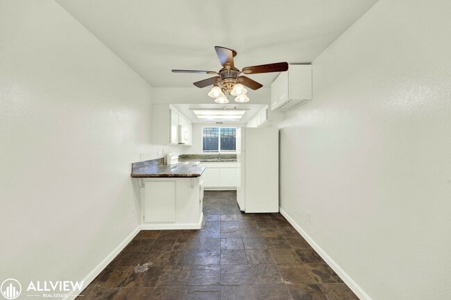 Building Photo - Golden Hill Gem: 2BR/1BA with Fireplace & ...