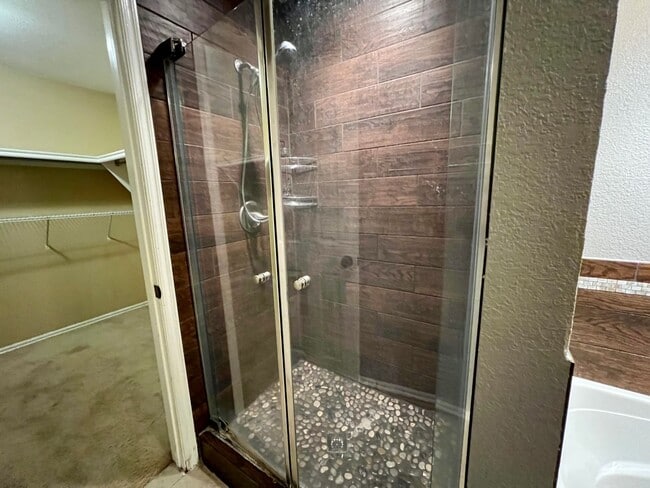 Building Photo - AVAILABLE NOW!