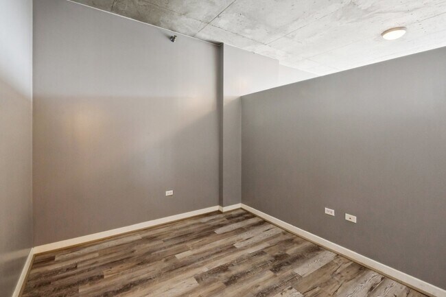 Building Photo - 235 W Van Buren St