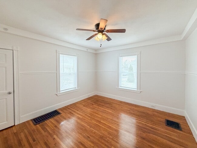 Building Photo - 102 Dysart St