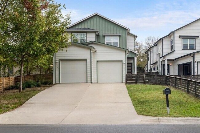 Building Photo - 1301 Cometa St