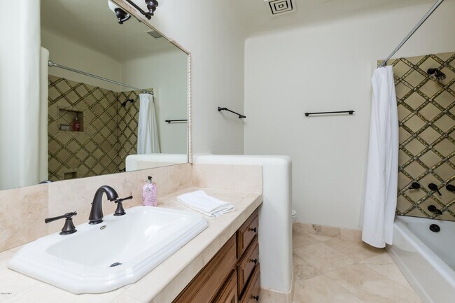 Building Photo - 7421 N Las Brisas Ln