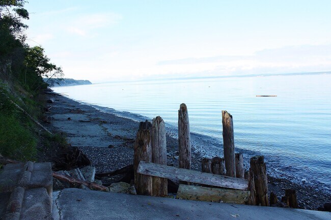 Building Photo - Spacious Coupeville Home! Dogs are Negotiable!