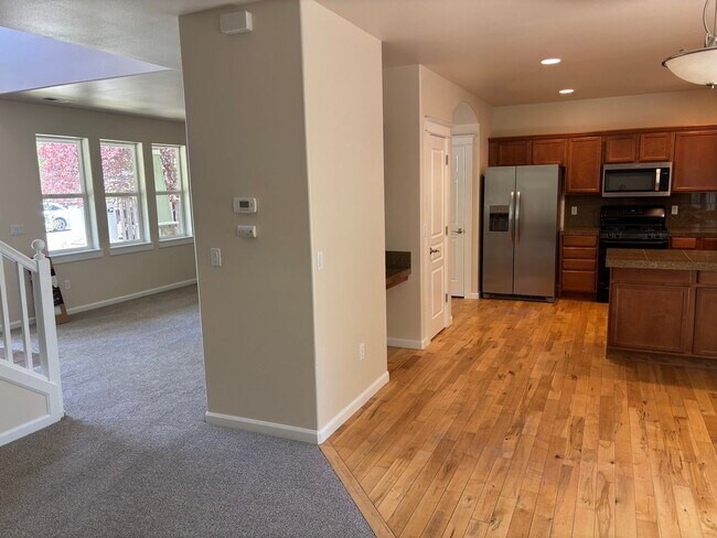 Building Photo - Newly updated home in SW Bend with large b...