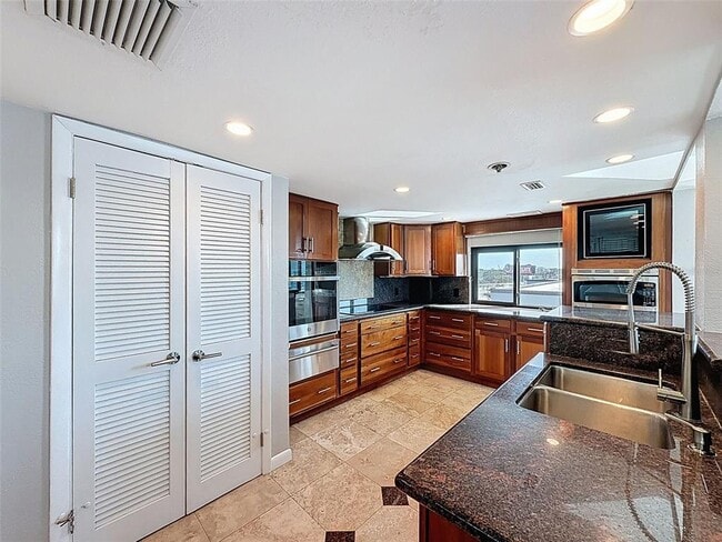 Building Photo - 201 W Laurel St