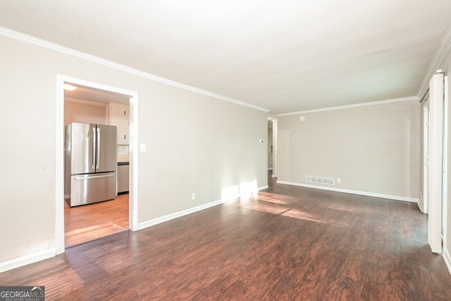 Building Photo - 1090 Longshore Dr
