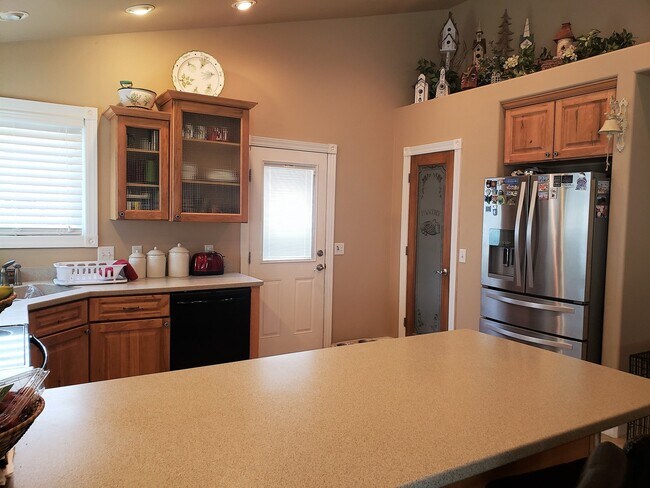 Building Photo - Fully Furnished Exquisite West-End Home! 650 Minimum Credit Score Required