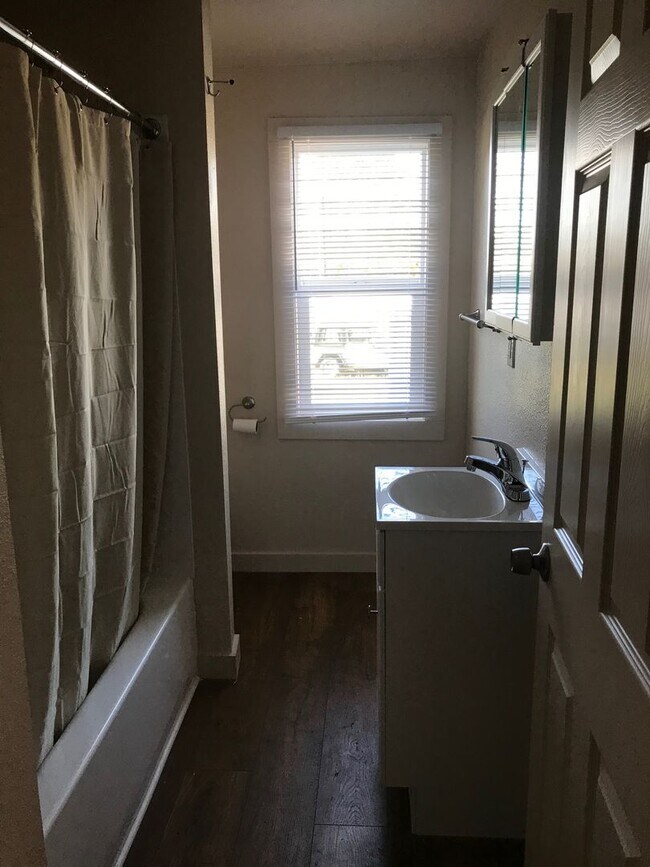 Building Photo - Country Living