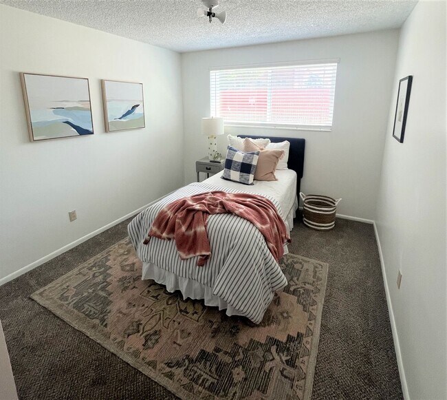 Building Photo - 2 Bedroom Condo at Greentree Condominiums!