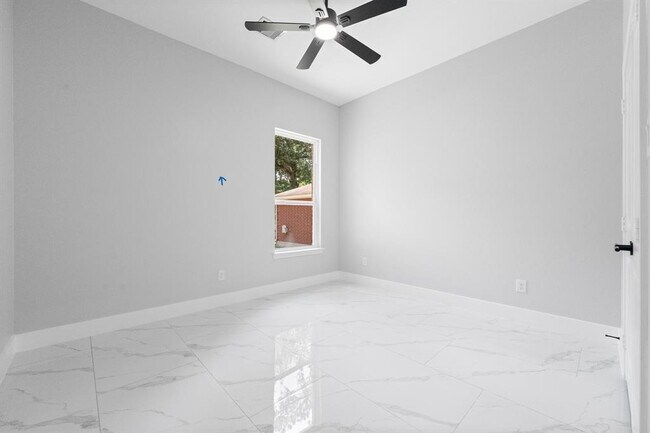 Building Photo - 327 Paradise Ln
