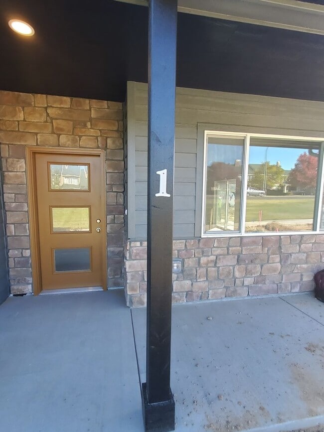 Building Photo - Updated and Bright 3 Bedroom Townhouse in Greeley!