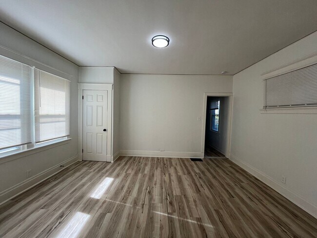 Building Photo - 3 bedroom 2 bath with Garage