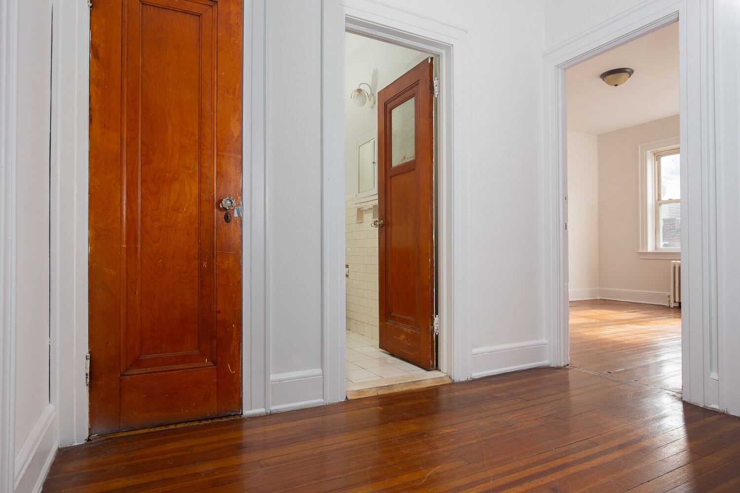 Foyer - 907 20th St
