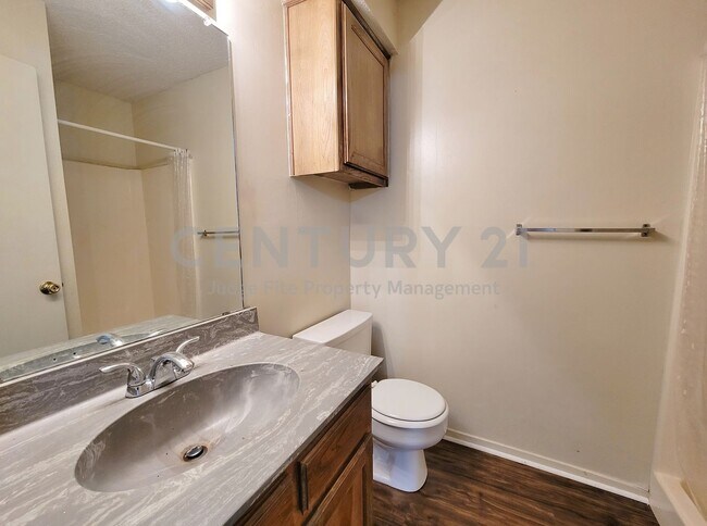 Building Photo - 929 W Hickory St