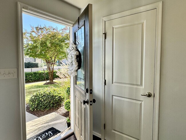 Building Photo - Available 07-08-26! Townhouse w/Garage - Pet Friendly - All Appliances Convey!