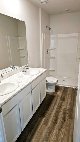 Building Photo - 2811 Banks Pointe Dr