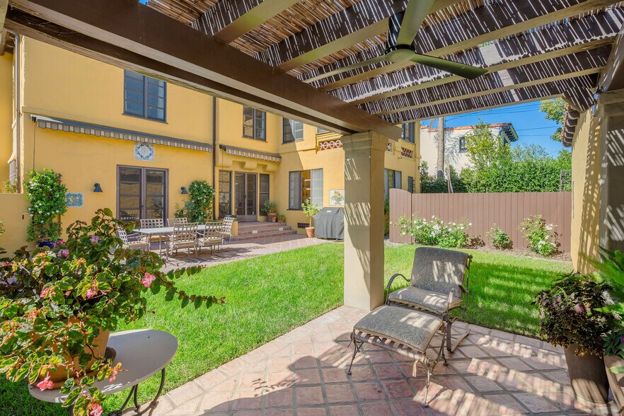 Building Photo - 500 N Las Palmas Ave