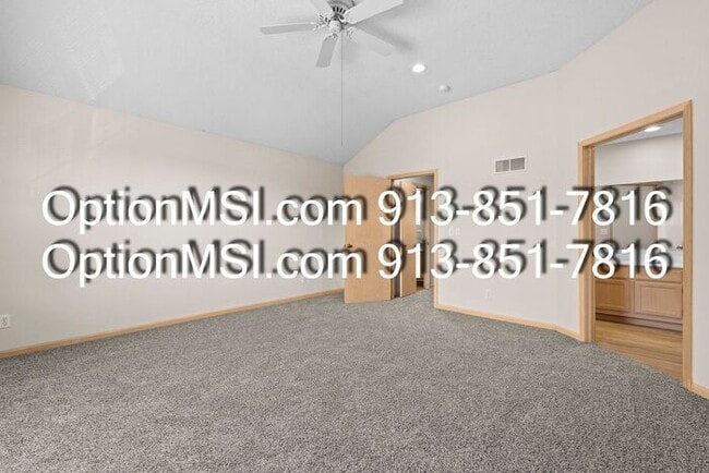 Building Photo - Well Maintained Half Duplex