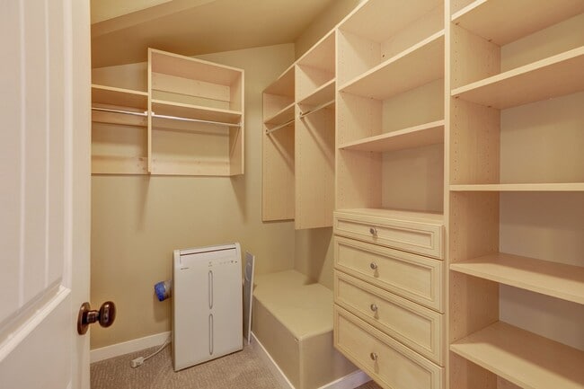 Building Photo - Charming Seattle Townhome with Garage Available Now! A/C included!