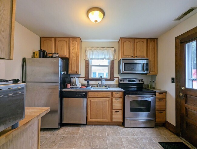 Building Photo - 3-Bedroom Gem with Master Suite and Detach...