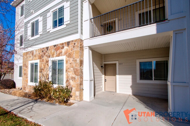 Building Photo - 1807 N Crest Rd