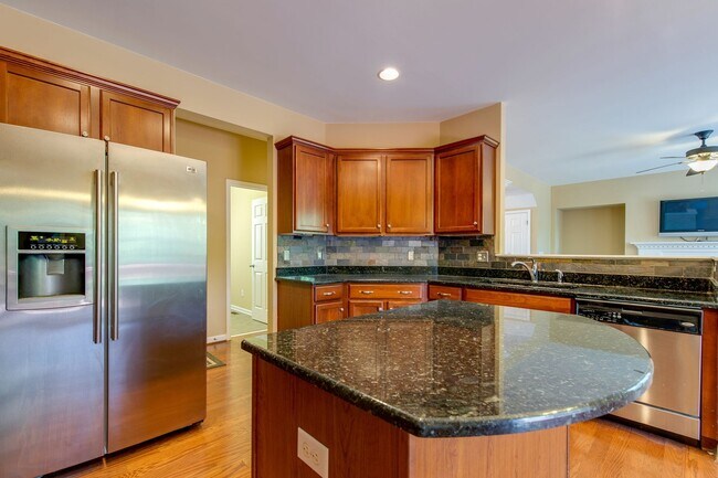 Building Photo - AVAILABLE NOW. 4 Bedroom 3 Bath. Over 3,00...