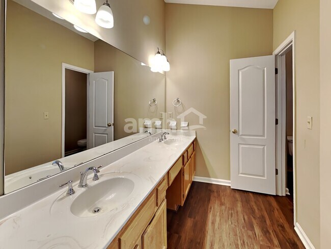 Building Photo - 3285 Summit Pl Dr