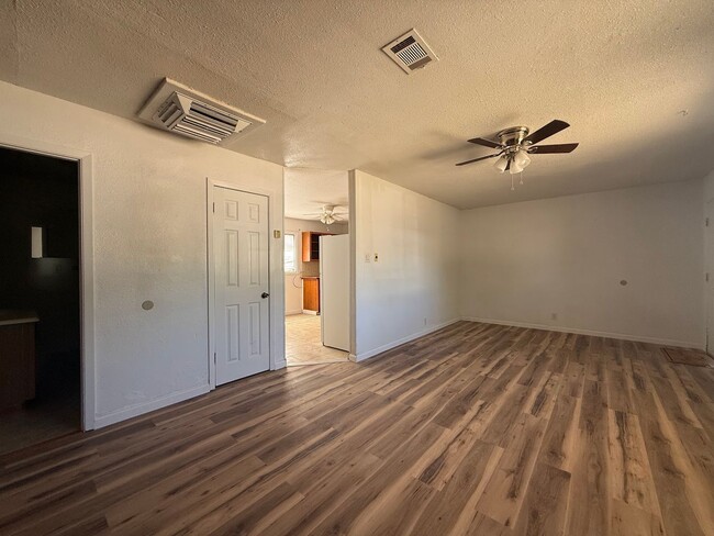 Building Photo - 809 Spruce Ave